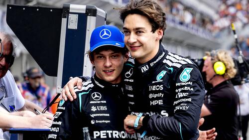 George Russell im Mercedes Formel-1-Boliden auf der Rennstrecke in Australien