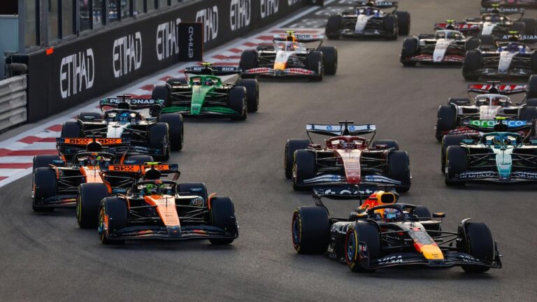 Formel-1-Rennwagen auf der Rennstrecke beim Saisonauftakt im Albert Park in Australien