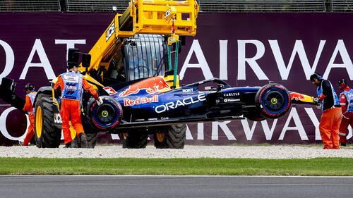 Max Verstappen steht nach seinem Crash im Qualifying von Australien neben seinem beschädigten Red Bull Boliden