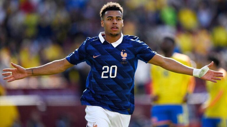 Frankreichs Stürmer Desiré Doué bejubelt im Nationaltrikot seinen Treffer im Testspiel gegen Kolumbien