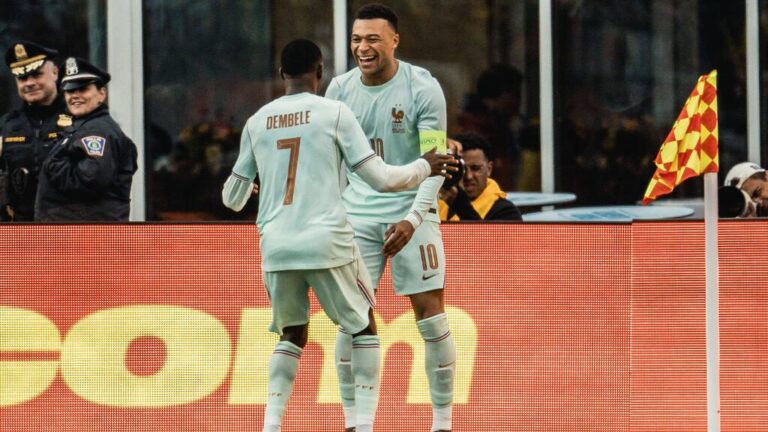 Kylian Mbappé im Trikot der französischen Nationalmannschaft beim Jubeln nach einem Treffer