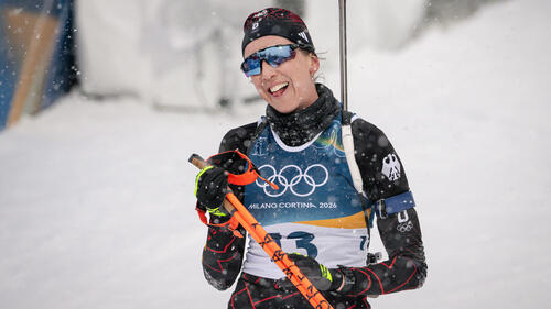 Franziska Preuß lächelnd bei einem Interview nach ihrem letzten Biathlon-Rennen