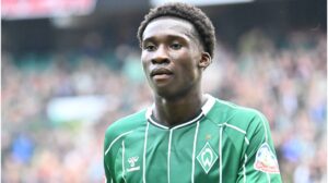 Karim Coulibaly von Werder Bremen am Ball während eines Bundesligaspiels
