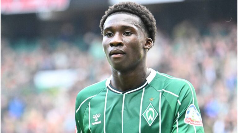 Karim Coulibaly von Werder Bremen am Ball während eines Bundesligaspiels