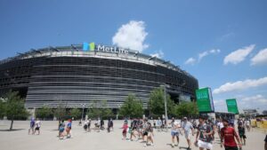Bundestrainer Julian Nagelsmann blickt fokussiert auf das Spielfeld bei einem Länderspiel der deutschen Nationalmannschaft