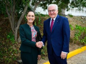 Mexikos Präsidentin Claudia Sheinbaum bei einer Rede am Rednerpult