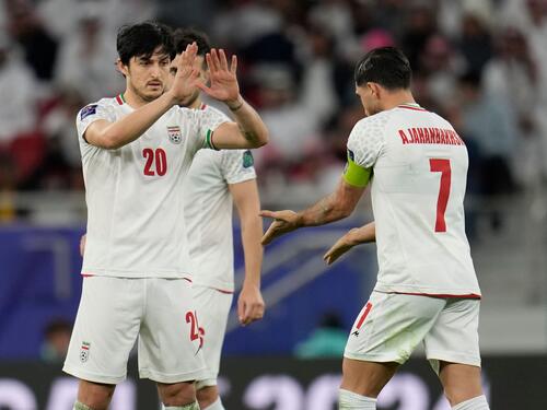 Spieler der iranischen Fußball-Nationalmannschaft stehen vor einem Länderspiel auf dem Spielfeld