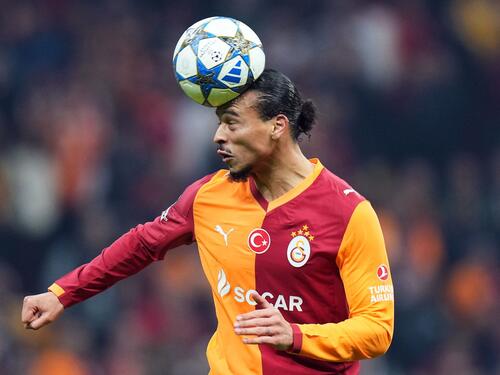 Leroy Sané im Trikot von Galatasaray Istanbul gestikuliert während des Derbys gegen Besiktas