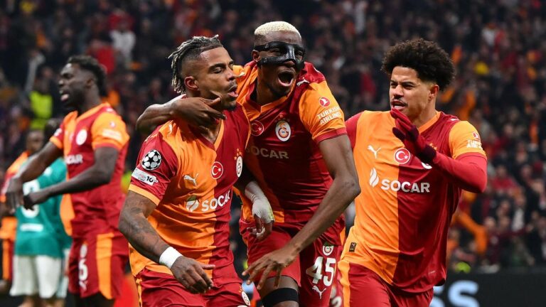 Victor Osimhen im Trikot von Galatasaray blickt emotional auf die Tribüne beim Champions-League-Spiel gegen Liverpool