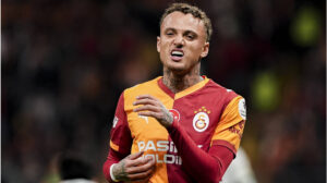 Victor Osimhen und Noa Lang im Trikot von Galatasaray auf dem Rasen
