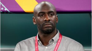 Der entlassene ghanaische Nationaltrainer Otto Addo gestikuliert nachdenklich an der Seitenlinie