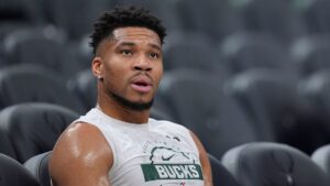 Giannis Antetokounmpo im Trikot der Milwaukee Bucks während einer Spielunterbrechung