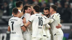 Kevin Stöger jubelt nach seinem Freistoßtor für Borussia Mönchengladbach gegen den FC St. Pauli in der Bundesliga.