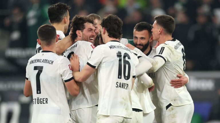 Kevin Stöger jubelt nach seinem Freistoßtor für Borussia Mönchengladbach gegen den FC St. Pauli in der Bundesliga.