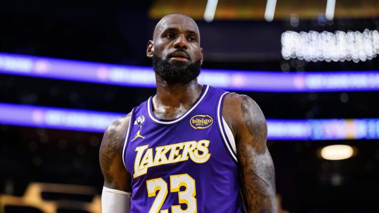 LeBron James im Trikot der Los Angeles Lakers während eines NBA-Spiels