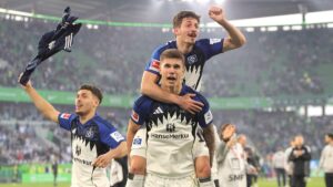 Jubelnde Spieler des Hamburger SV um Vuskovic nach dem 2:1-Sieg beim VfL Wolfsburg