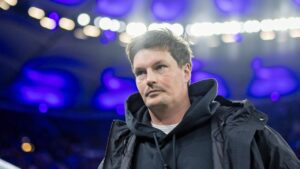 HSV-Trainer Merlin Polzin gestikuliert an der Seitenlinie während einer Trainingseinheit