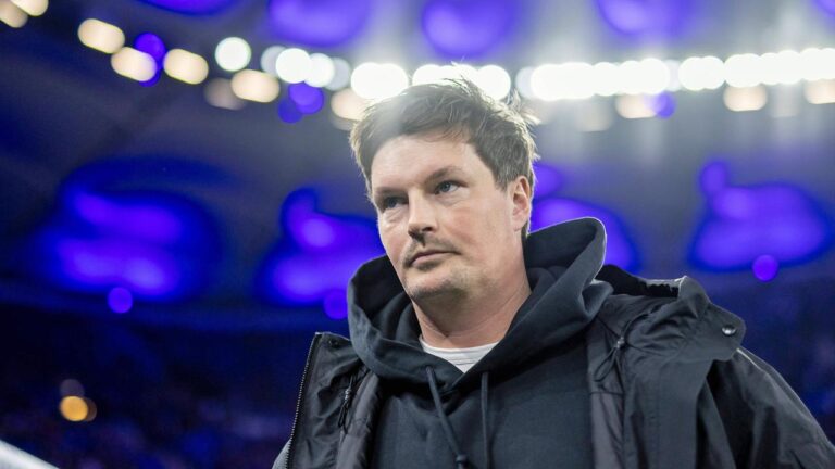 HSV-Trainer Merlin Polzin gestikuliert an der Seitenlinie während einer Trainingseinheit