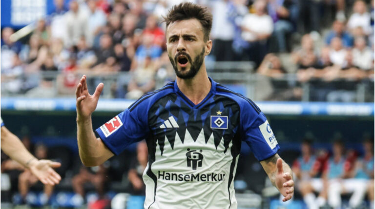 Fábio Vieira im Trikot des Hamburger SV bejubelt einen Treffer auf dem Spielfeld.