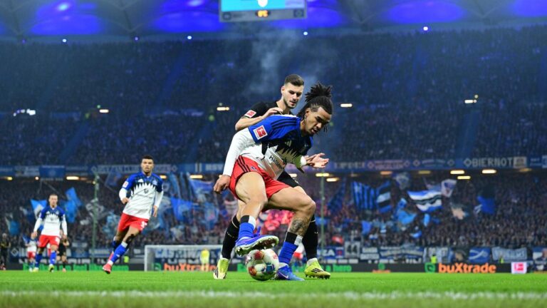 Zweikampf zwischen Spielern des Hamburger SV und 1. FC Köln im Bundesligaspiel