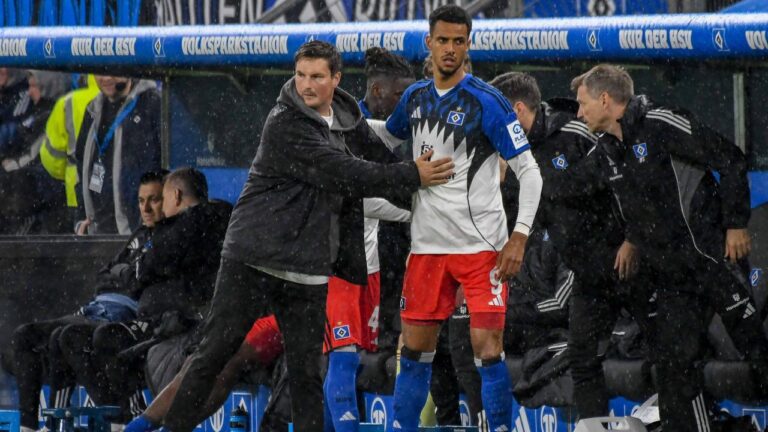 HSV-Trainer Merlin Polzin und Stürmer Robert Glatzel mit ernsten Mienen auf dem Platz