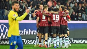 Jubelnde Spieler von Hannover 96 nach dem Derbysieg gegen Eintracht Braunschweig