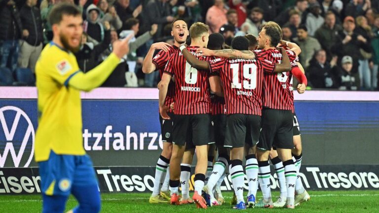 Jubelnde Spieler von Hannover 96 nach dem Derbysieg gegen Eintracht Braunschweig