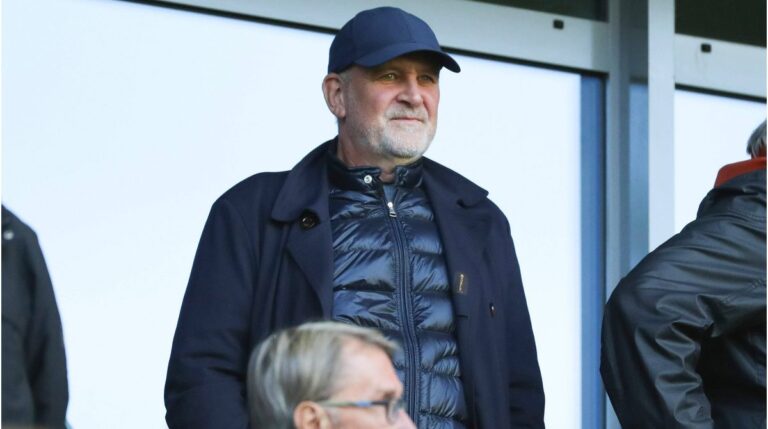 Jörg Schmadtke blickt nachdenklich als Geschäftsführer von Hannover 96 in der 2. Bundesliga