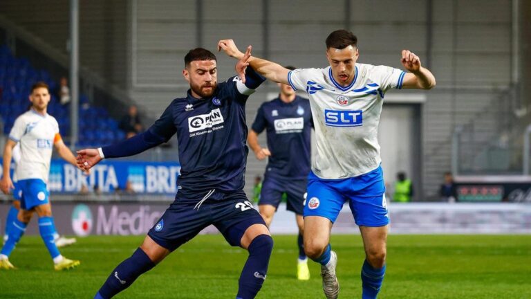 Kenan Fatkic von Hansa Rostock bejubelt sein Elfmetertor gegen den SV Wehen Wiesbaden in der 3. Liga