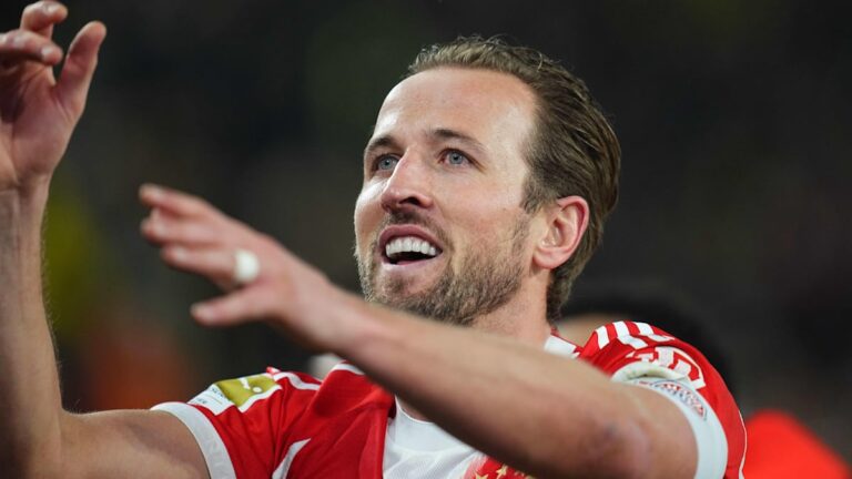 Harry Kane jubelt im Trikot des FC Bayern München nach einem Treffer