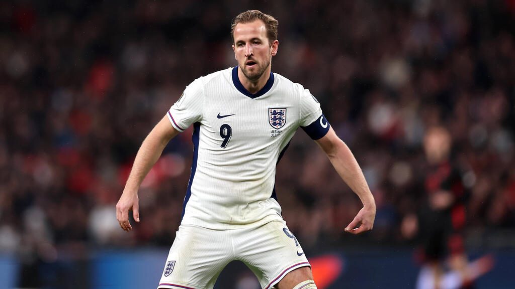 Harry Kane im Trikot der englischen Nationalmannschaft mit ernstem Blick auf dem Spielfeld