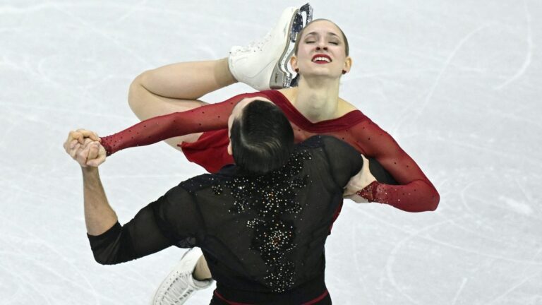 Die Eiskunstläufer Minerva-Fabienne Hase und Nikita Volodin bei einer Hebefigur auf dem Eis