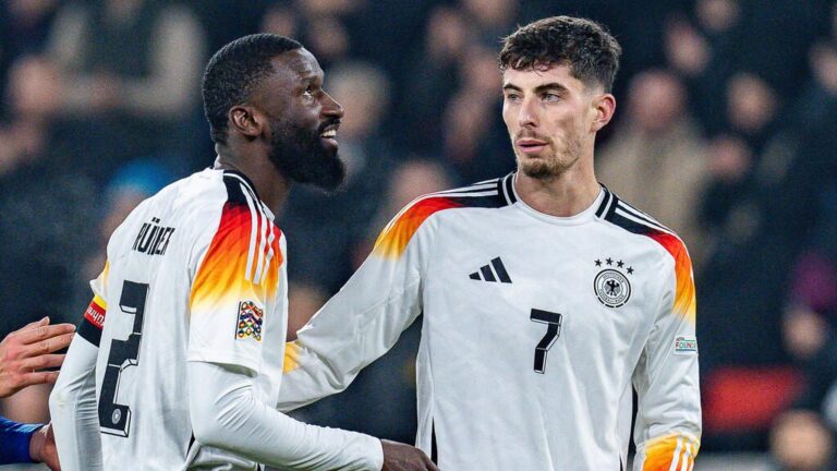 Kai Havertz und Antonio Rüdiger laufen beim Training der deutschen Nationalmannschaft über den Rasen.