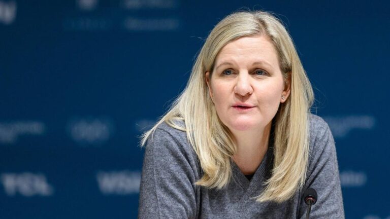 Die Olympischen Ringe vor einem Stadion als Symbol für das Internationale Olympische Komitee