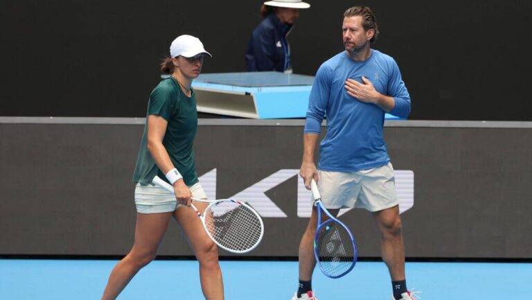 Tennis-Star Iga Swiatek hochkonzentriert auf dem Court während eines WTA-Turniers