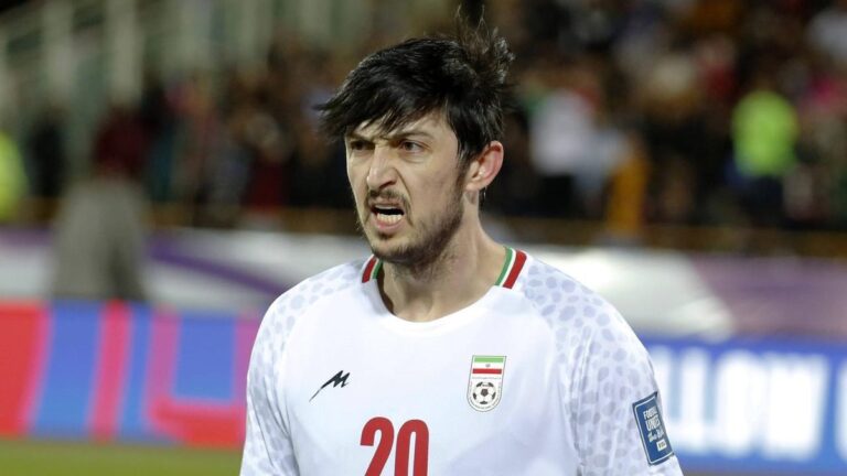 Sardar Azmoun im Trikot der iranischen Nationalmannschaft mit ernstem Blick auf dem Spielfeld