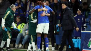 Sandro Tonali und Moise Kean jubeln im Trikot der italienischen Nationalmannschaft über den Sieg im WM-Playoff.