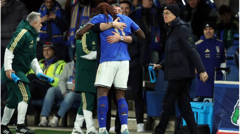 Sandro Tonali und Moise Kean jubeln im Trikot der italienischen Nationalmannschaft über den Sieg im WM-Playoff.