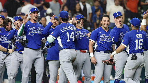 Jubelnde italienische Baseballspieler nach dem Sieg gegen die USA beim World Baseball Classic