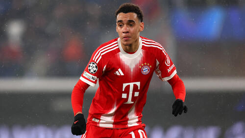 Jamal Musiala im Trikot des FC Bayern München blickt nach einer Verletzung enttäuscht