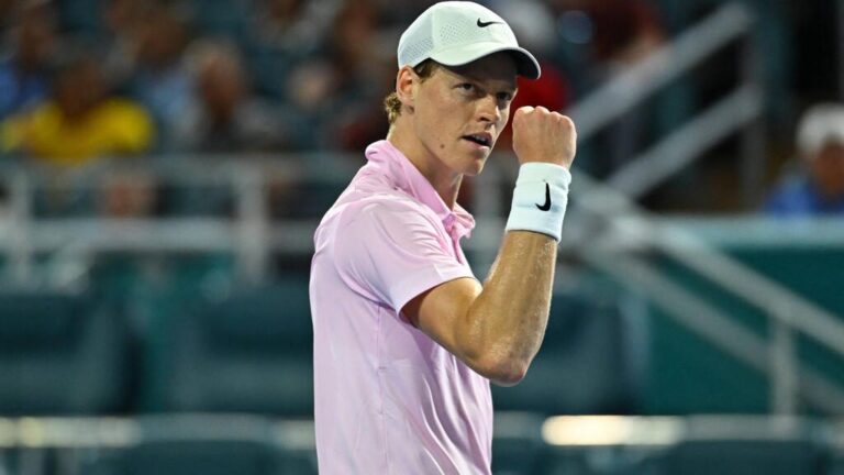 Tennisprofi Jannik Sinner fokussiert bei einem Aufschlag beim ATP Masters in Miami
