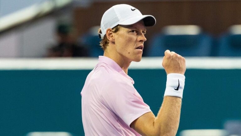 Tennisprofi Jannik Sinner jubelt mit dem Siegerpokal beim ATP-Masters in Miami nach seinem Erfolg beim Sunshine Double
