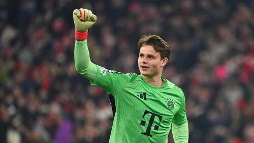 Torwart Jonas Urbig vom FC Bayern München blickt nach einem Champions-League-Spiel fokussiert über das Spielfeld