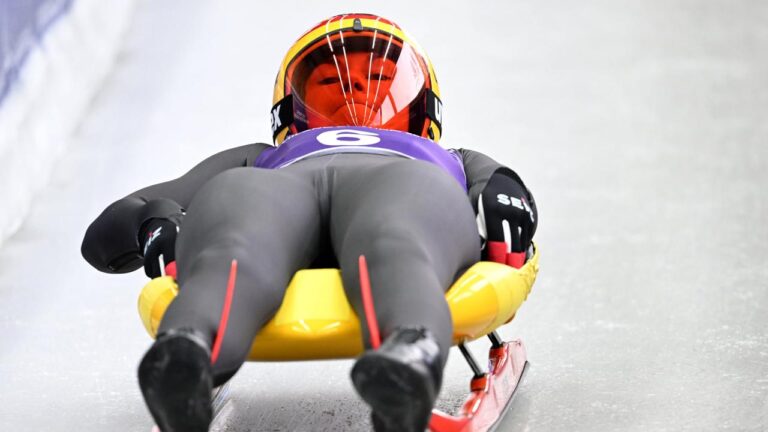 Julia Taubitz jubelt im Zielbereich von Altenberg emotional über den Gewinn des Gesamtweltcups