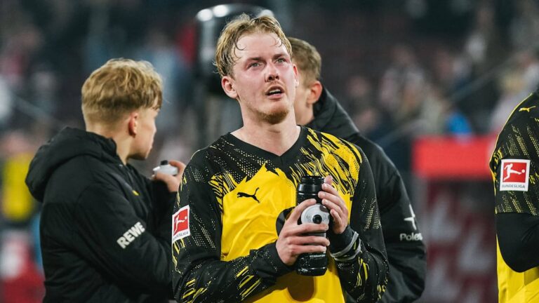 Julian Brandt im Trikot von Borussia Dortmund auf dem Spielfeld