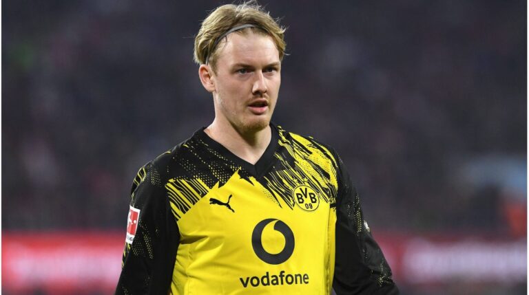 Julian Brandt im Trikot von Borussia Dortmund blickt konzentriert auf das Spielfeld