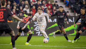 Lennart Karl im Trikot des FC Bayern München in Aktion auf dem Spielfeld