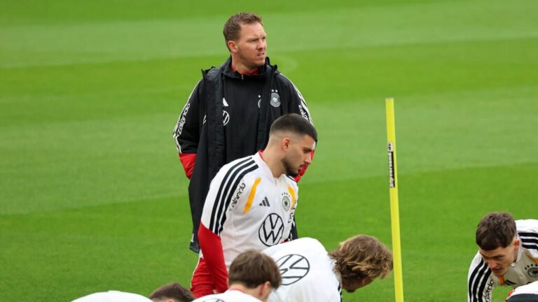 Deniz Undav und Bundestrainer Julian Nagelsmann im intensiven Gespräch beim Länderspiel der Nationalmannschaft.