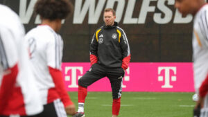 Julian Nagelsmann gestikuliert an der Seitenlinie während eines Länderspiels der deutschen Nationalmannschaft