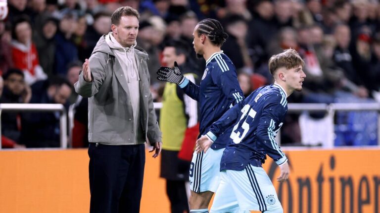 Bundestrainer Julian Nagelsmann gibt Nationalspieler Leroy Sané am Spielfeldrand Anweisungen